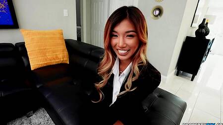 Азиатка работает риелтором и иногда трахается с клиентами