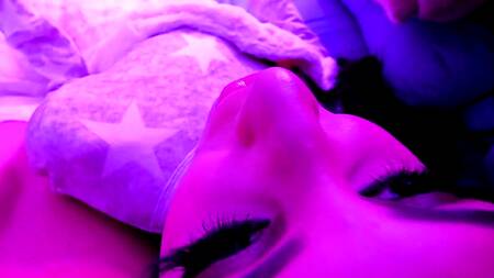 В спальне жарко, поэтому сводная сестра раздевается полностью