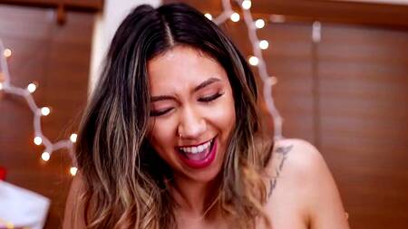 Отчим наряжает дом к новому году и попутно трахает падчериц