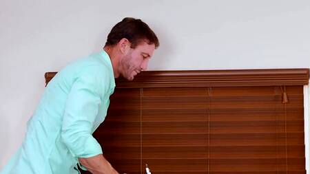 Отчим наряжает дом к новому году и попутно трахает падчериц