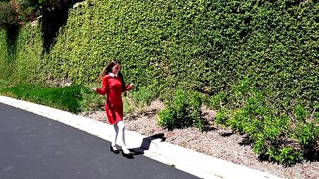 Вилли Вонка показывает свой дом и трахает худенькую милашку