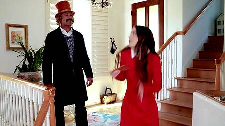 Вилли Вонка показывает свой дом и трахает худенькую милашку