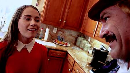 Вилли Вонка показывает свой дом и трахает худенькую милашку