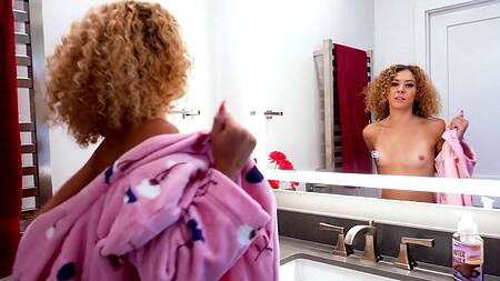 Снял на видео как сводная сестра дрочит в душе и трахнул её