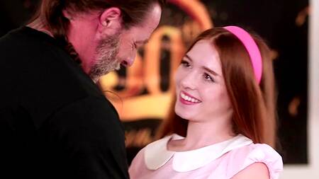 Лучший подарок на день рождения - секс с рыжей падчерицей