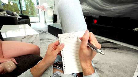 Задирает юбку грудастой мачехи и ласкает бритую киску