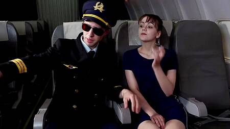 Милая стюардесса соглашается на секс с пилотом в самолете
