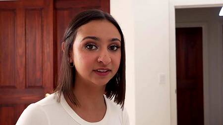 Милая сводная сестра показывает большие сиськи и предлагает секс