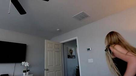 Возбужденная милфа склонила молодую девушку и парня к ЖМЖ