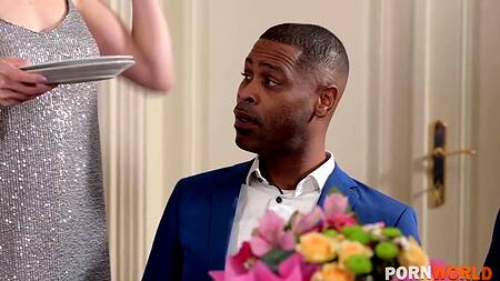 Красотка на день рождения устроила оргию с двойным проникновением