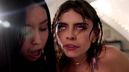 Яркая девушка делится парнем со своей лучшей подругой