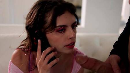 Яркая девушка делится парнем со своей лучшей подругой