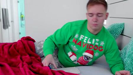 Готовит новогодний ужин вместе с мачехой и трахает её