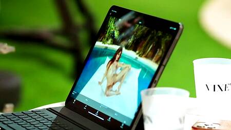 Рыжая модель у бассейна наслаждается чувственным сексом