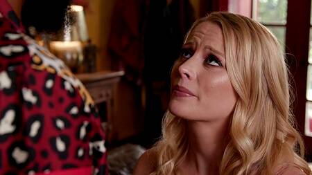 Блондинка не может отдать негру долг, поэтому она дает в киску