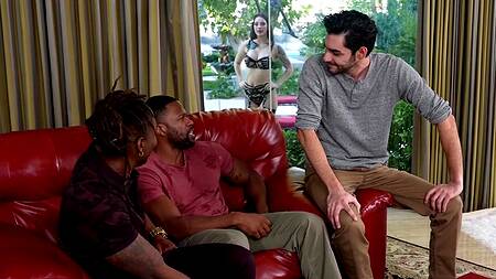 Сексуальная жена в возбуждающем белье ебется с неграми при муже