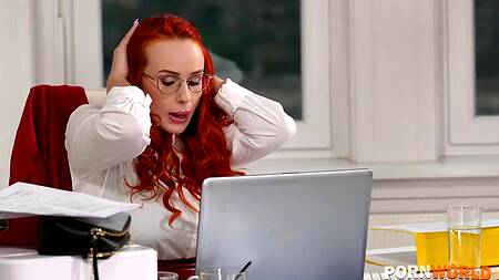 Рыжей начальнице мало мастурбации, ей нужен анальный секс