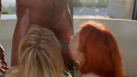 Зрелые подруги делят одного любовника с большим членом