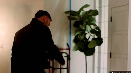 Разозлился и жестко трахнул грудастую блондинку