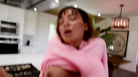 Рыжая падчерица на новый год дарит отчиму жаркий секс