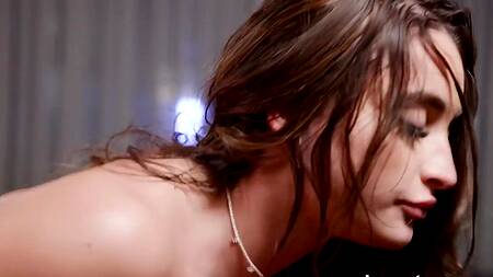 Массажист не должен вставлять палец в попку клиентки, но он вставляет