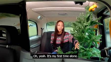 Поздравил смуглую азиатку с наступающим, трахнув её в бритую киску