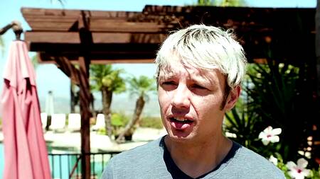 Как блондинка и предполагала - парню понравилась роль куколда