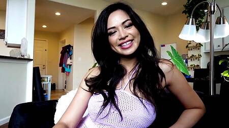 Милашка считает, что трахаться со сводным братом нормально