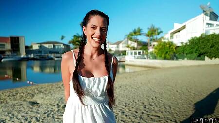 Татуированная милфа с косичками настроена на секс после свидания