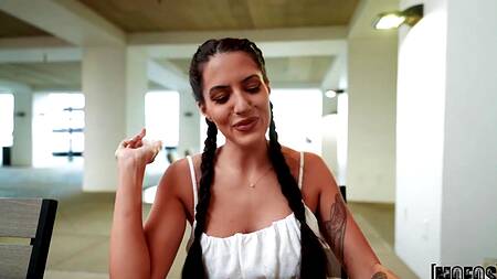 Татуированная милфа с косичками настроена на секс после свидания