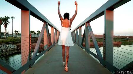 Татуированная милфа с косичками настроена на секс после свидания