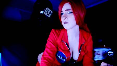 Рыжая космонавтка занимается сексом на тренировочной станции