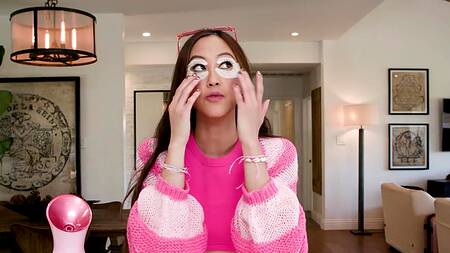 Милашка бьюти блогерша наслаждается жарким сексом с мужиком