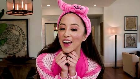 Милашка бьюти блогерша наслаждается жарким сексом с мужиком