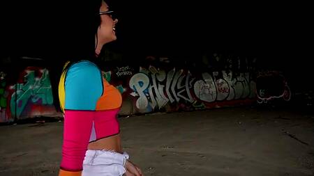 Пошел гулять по заброшке и познакомился там с развратной красоткой