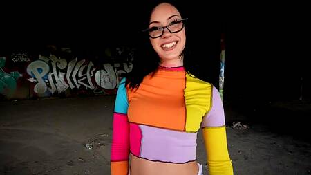 Пошел гулять по заброшке и познакомился там с развратной красоткой