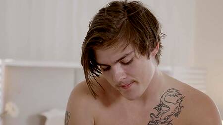 Массажист возбудил татуированную подругу мамки и трахнул её в жопу