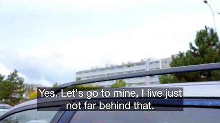 Миниатюрная курьерша взяла перерыв и отдалась пикаперу за деньги