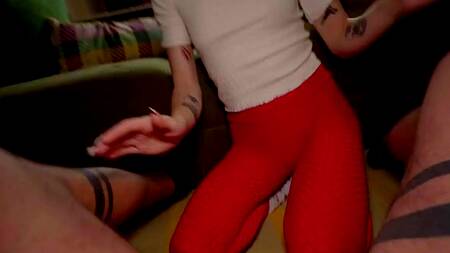 Миниатюрная курьерша взяла перерыв и отдалась пикаперу за деньги