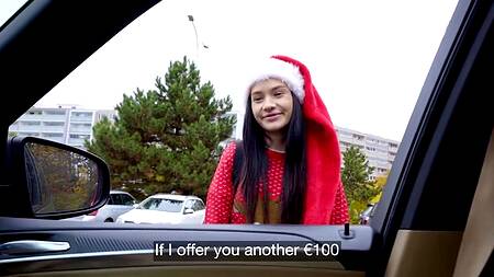 Миниатюрная курьерша взяла перерыв и отдалась пикаперу за деньги