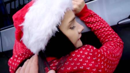 Миниатюрная курьерша взяла перерыв и отдалась пикаперу за деньги