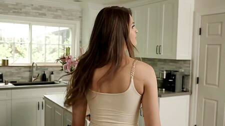 Брутальный друг мужа заставляет красивую жену кончать