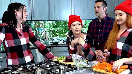 К дочке пришли милые подруги, а мужик их трахнул