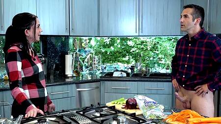 К дочке пришли милые подруги, а мужик их трахнул