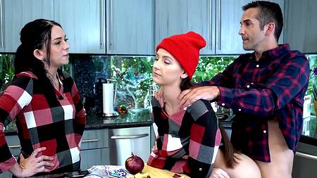 К дочке пришли милые подруги, а мужик их трахнул