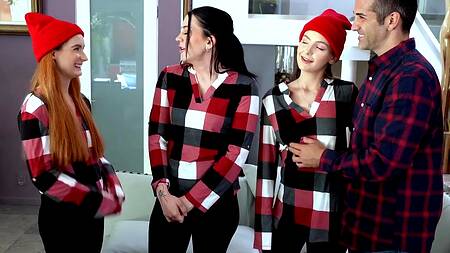 К дочке пришли милые подруги, а мужик их трахнул