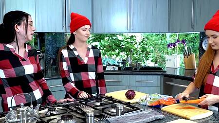 К дочке пришли милые подруги, а мужик их трахнул