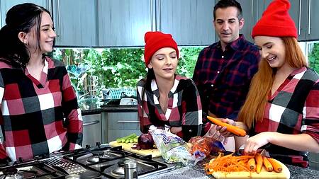 К дочке пришли милые подруги, а мужик их трахнул