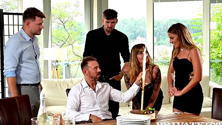 Блондинки позвали парней на ужин и устроили анальную оргию