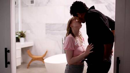 Милая развратница ебется с черным парнем и хозяином дома